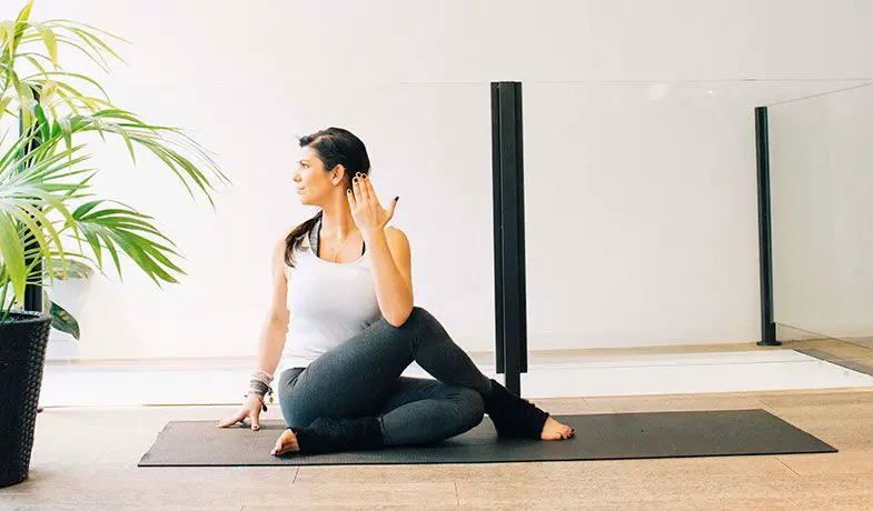 Photo of 19 estiramientos de yoga que abrirán tus caderas