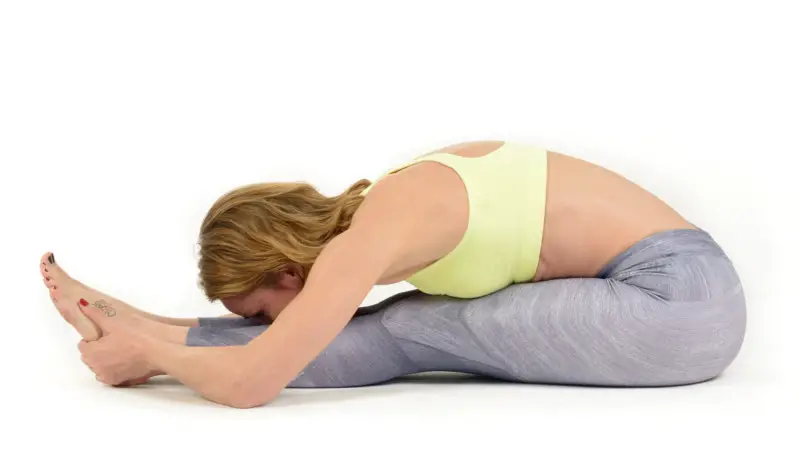 Photo of Cómo hacer la Paschimottanasana, un estiramiento de tendones de yoga