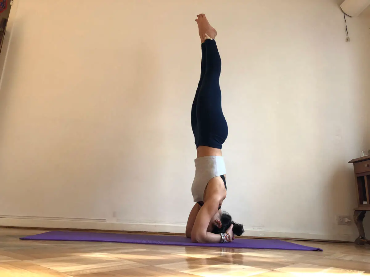 Photo of Cómo practicar con seguridad un soporte de hombro de yoga