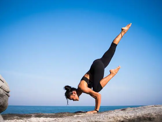 Photo of Cómo puedes hacer el Yoga Handstand usando diferentes variaciones