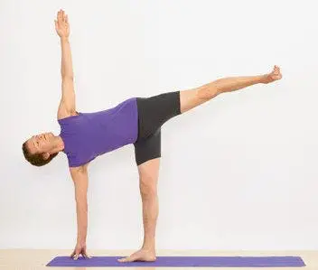 Photo of La postura de yoga de media luna para fortalecer las piernas y el corazón