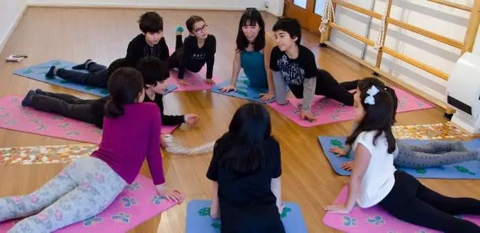 Photo of Cómo sus hijos pueden tomar clases de yoga o practicar en casa