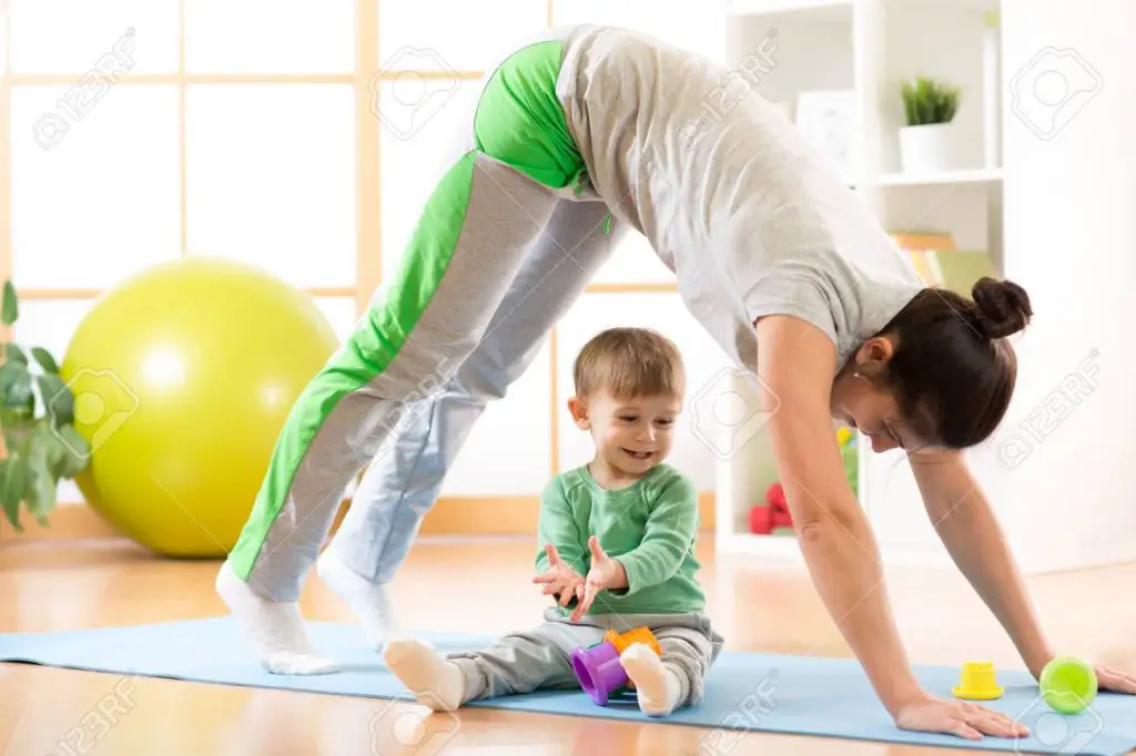 Haciendo el ejercicio del bebé feliz en Pilates y Yoga - Material de