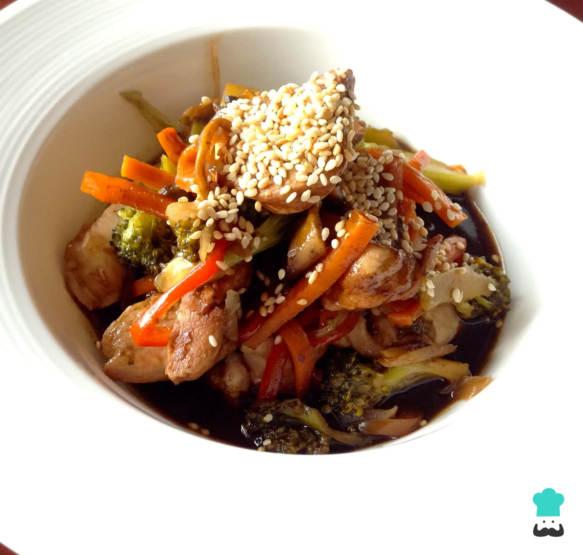 Photo of Una crujiente ensalada con pollo teriyaki es una sabrosa manera de comer tus verduras.